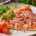 Kinkkupizza Wurstin Extrapalvikinkusta, täytteenä runsaasti kinkkua, tomaattikastiketta ja yrttejä.