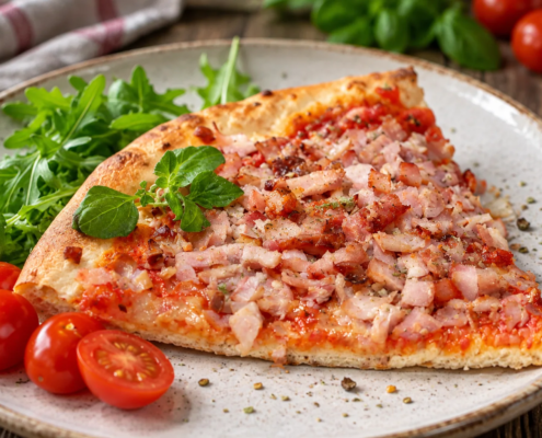 Kinkkupizza Wurstin Extrapalvikinkusta, täytteenä runsaasti kinkkua, tomaattikastiketta ja yrttejä.