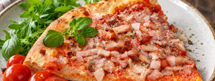Kinkkupizza Wurstin Extrapalvikinkusta, täytteenä runsaasti kinkkua, tomaattikastiketta ja yrttejä.