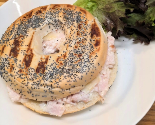 kalkkuna caesar bagel