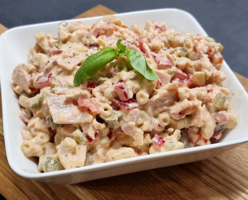 Kinkku-pastasalaatti ranch-dippikastikkeella