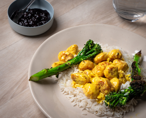 Curry-broiler siskonmakkarakastike