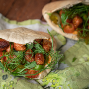 Siskonmakkara pitaleivät Tex Mex – Wursti Siskonmakkara pitaleivät Tex Mex -tyyliin, täytteenä paistettuja siskonmakkarapalleroita, tomaattia, jalapenoa ja herneenversoja.