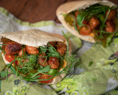 Siskonmakkara pitaleivät Tex Mex -tyyliin, täytteenä paistettuja siskonmakkarapalleroita, tomaattia, jalapenoa ja herneenversoja.