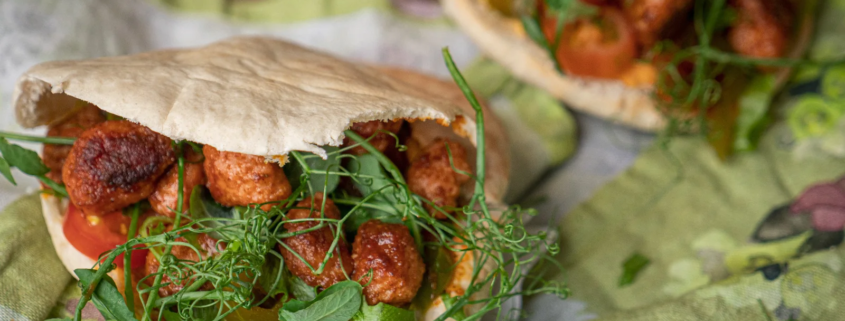 Siskonmakkara pitaleivät Tex Mex -tyyliin, täytteenä paistettuja siskonmakkarapalleroita, tomaattia, jalapenoa ja herneenversoja.