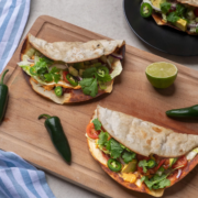 Smashed tacos siskonmakkarasta – Wursti Smashed tacos siskonmakkarasta, täytteenä salaattia, tomaattia, avokadoa, jalapenoa ja tuoretta korianteria.