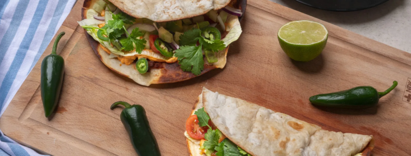 Smashed tacos siskonmakkarasta, täytteenä salaattia, tomaattia, avokadoa, jalapenoa ja tuoretta korianteria.