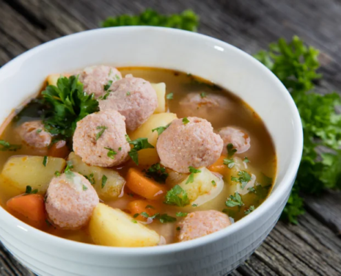 Perinteinen Siskonmakkarakeitto, jossa on Wurstin siskonmakkarapalleroita, perunoita, porkkanaa ja tuoretta persiljaa.