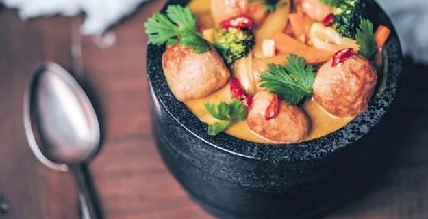 Thai Siskis – mausteinen thai-tyylinen siskonmakkarakeitto, jossa on Wurstin broilerisiskonmakkaraa, kookoscurrya, kasviksia ja tuoretta korianteria.