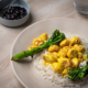 Curry-broiler siskonmakkarakastike Wurstin broilerisiskonmakkaroista, tarjoiltuna riisin ja paahdetun parsakaalin kanssa.