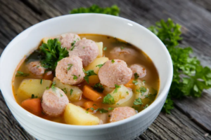 Perinteinen siskonmakkarakeitto Wurstin siskonmakkaroista, perunoista ja porkkanoista, koristeltuna tuoreella persiljalla.